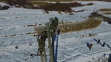高清航拍雪景电力杆塔上抢修作业视频的预览图